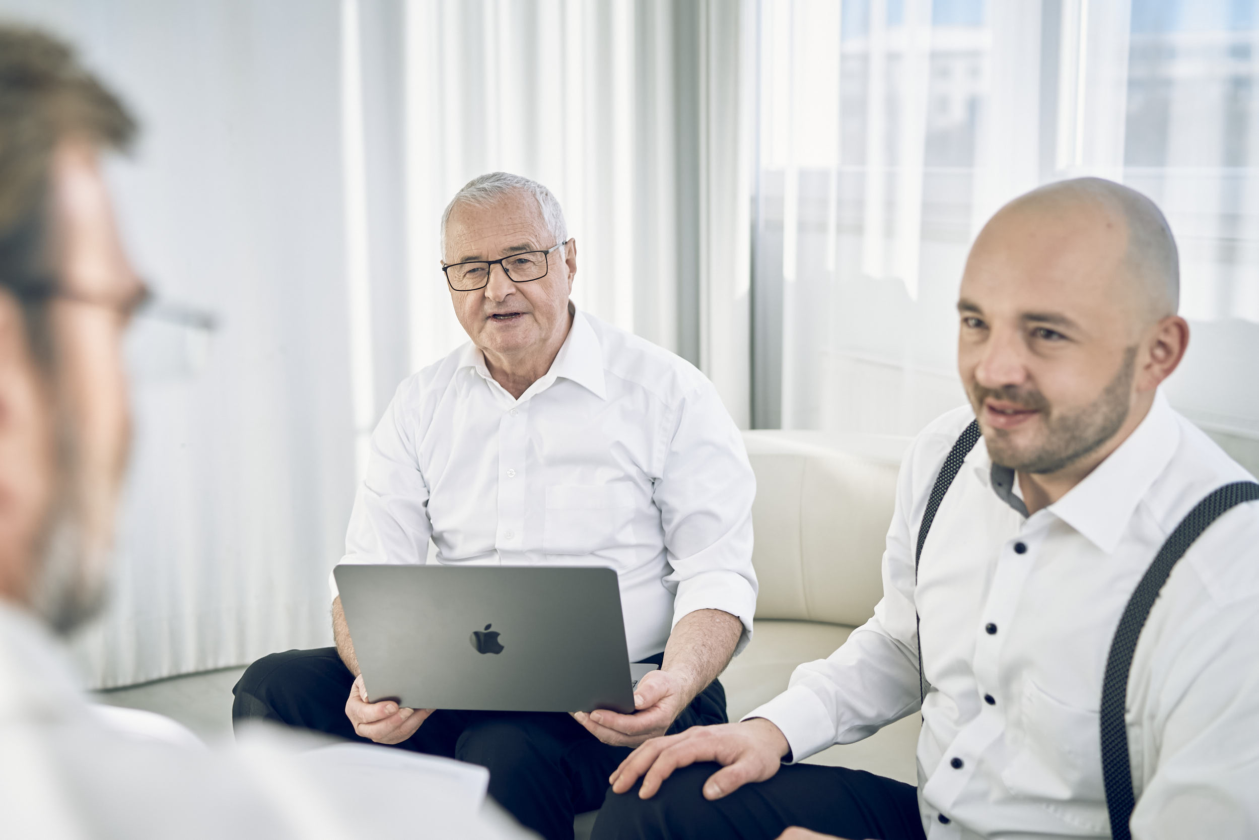 Beratungsgespräch zu Prozessen mit Laptop und Unterlagen