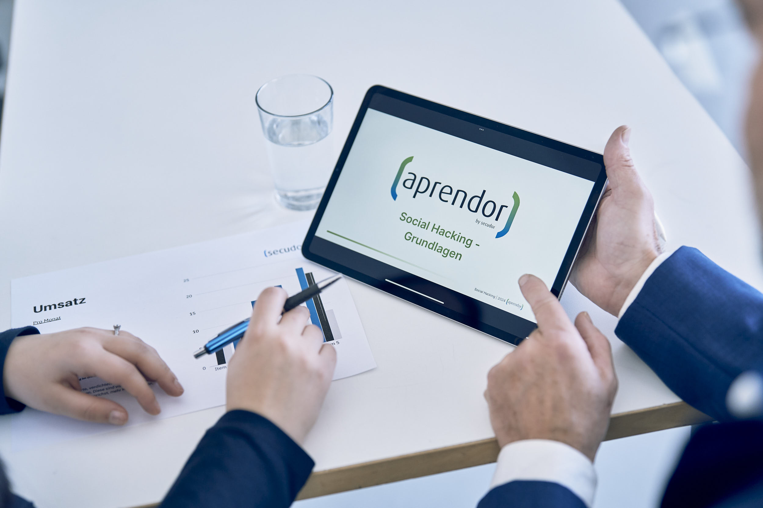 Tablet mit Aprendor-Schulung zu Social Hacking